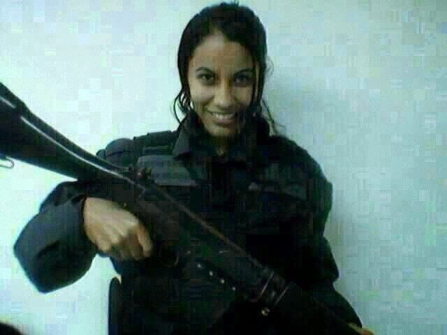 리우데자네이루 경찰을 사랑하는 음탕한 갈색 머리의 패티 마리아 UP 사진