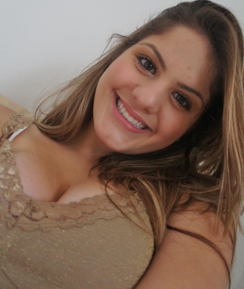 브라질의 섹시녀가 아름다운 가슴을 과시하고 누설하다